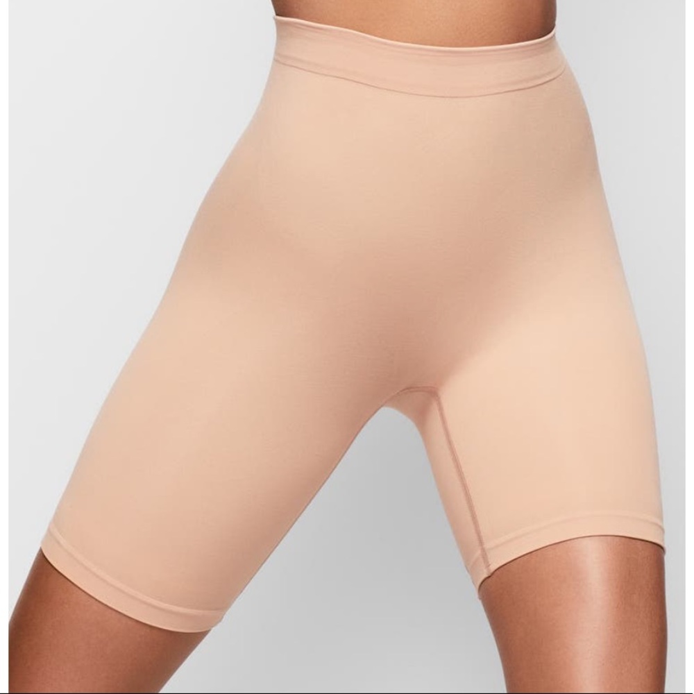 SKIMS SCULPTING MID THIGH SHORTS